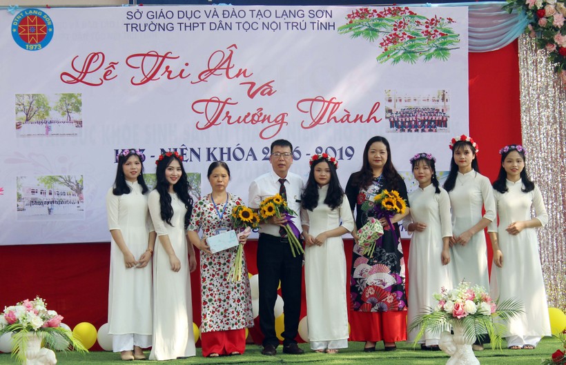 Học sinh khối 12 tặng hoa tri ân các thầy cô Trường THPT Dân tộc nội trú tỉnh