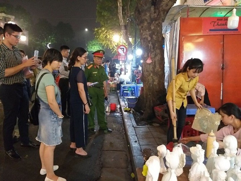 Việc lắp camera ghi hình, xử phạt người vi phạm trên phố đi bộ Hoàn Kiếm đã mang lại kết quả tích cực được nhân dân đồng tình ủng hộ