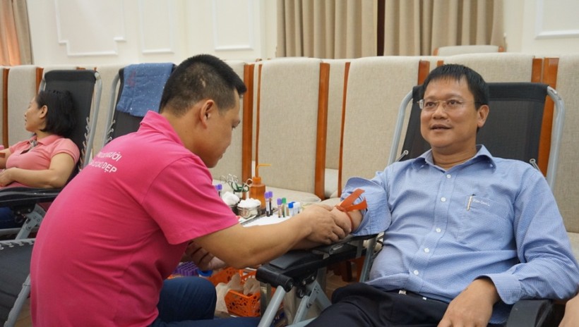 Thứ trưởng Lê Hải An tham gia hiến máu tình nguyện