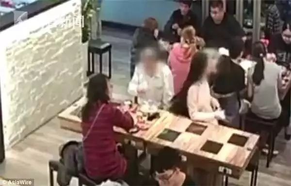 Ngỡ ngàng lý do khiến cô gái bị người đàn ông hắt cả nồi lẩu vào mặt giữa quán ăn