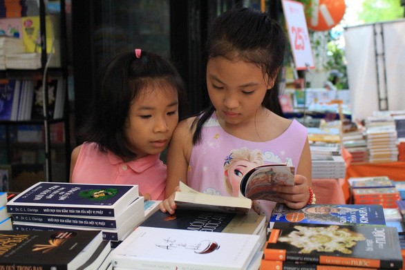 Tập cho trẻ thói quen đọc sách từ sớm sẽ dễ dàng hơn khi trẻ ngày càng lớn - Ảnh Thanh Yến.