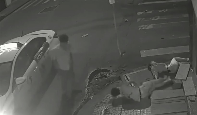 Hình ảnh cắt clip, tài xế taxi bỏ mặc 2 nạn nhân sau khi gây tai nạn.

