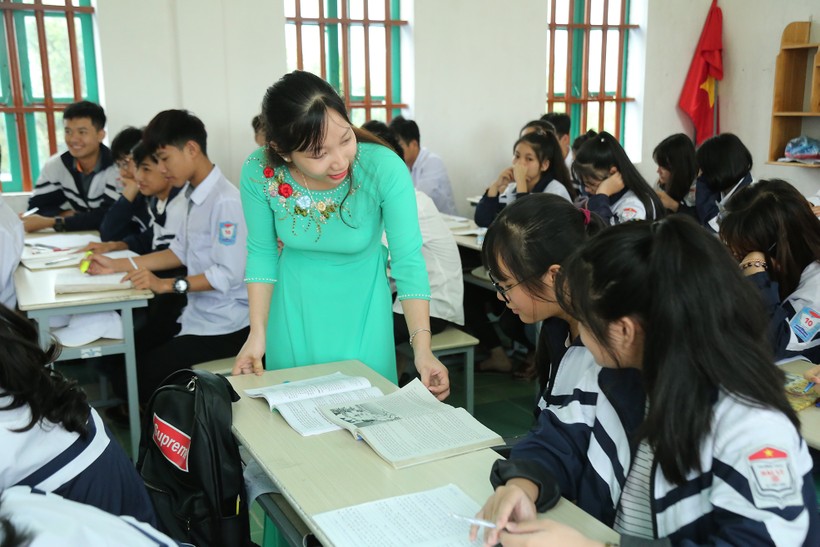 Cô giáo Trần Thị Minh Trang trong giờ Địa lý cho học sinh lớp 9