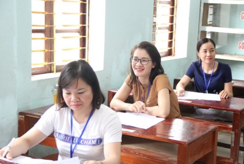 Cán bộ chấm thi môn Ngữ văn tại Hà Giang. Ảnh: Sỹ Điền