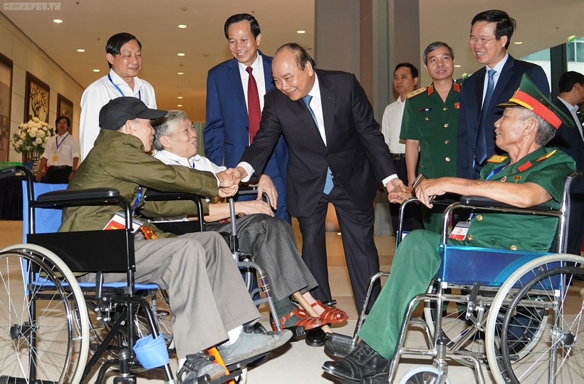 Thủ tướng Nguyễn Xuân Phúc cùng lãnh đạo các bộ, ngành thăm hỏi các đồng chí thương binh nặng tới dự buổi gặp mặt