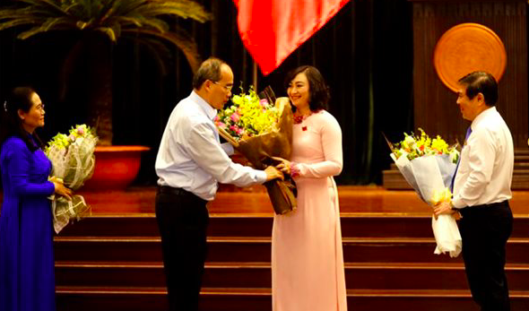 Bí thư Thành ủy TPHCM Nguyễn Thiện Nhân tặng hoa bà Phan Thị Thắng, Phó chủ tịch HĐND TP.HCM.

