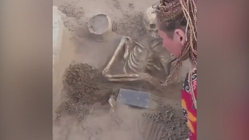 Quá trình khai quật của các nhà khảo cổ đã phát hiện "iPhone" niên đại 2.137 năm trong lăng mộ của thiếu phụ.