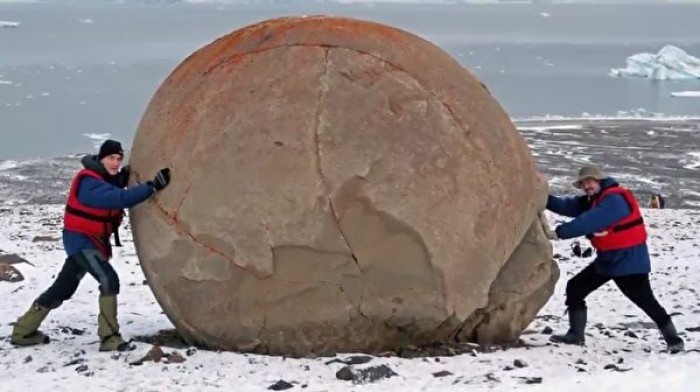 Những quả cầu đá khổng lồ trên đảo Champ.