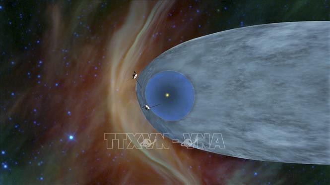 Tàu không gian Voyager 1 (phía trên) và Voyager 2 (phía dưới) tại không gian liên sao, cách Mặt trời khoảng 18 tỷ km. Ảnh tư liệu: AFP/TTXVN.