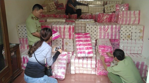 Hơn 11.000 lốc giấy vệ sinh có dấu hiệu giả mạo nhãn hiệu được cơ quan chức năng phát hiện tại kho hàng của ông Nguyễn Văn Chiến