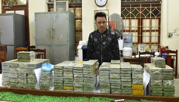 Trần Văn Thành và 288 bánh heroin tang vật.