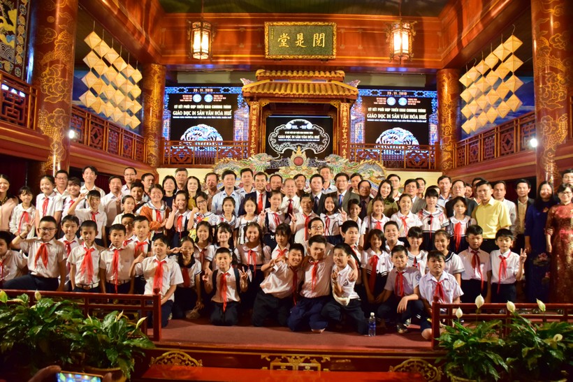 Ông Phan Ngọc Thọ - Chủ tịch UBND tỉnh Thừa Thiên Huế chụp ảnh lưu niệm cùng đại biểu và các em học sinh