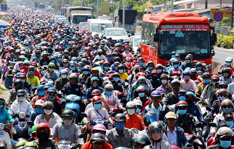 Mật độ dân số cao ở những thành phố lớn như Hà Nội, TP HCM khiến hạ tầng giao thông thường xuyên quá tải. Ảnh:Hoàng Nam.