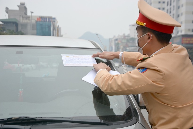 Quảng Ninh: Cảnh sát ghi hình vi phạm, dán giấy phạt như Tây