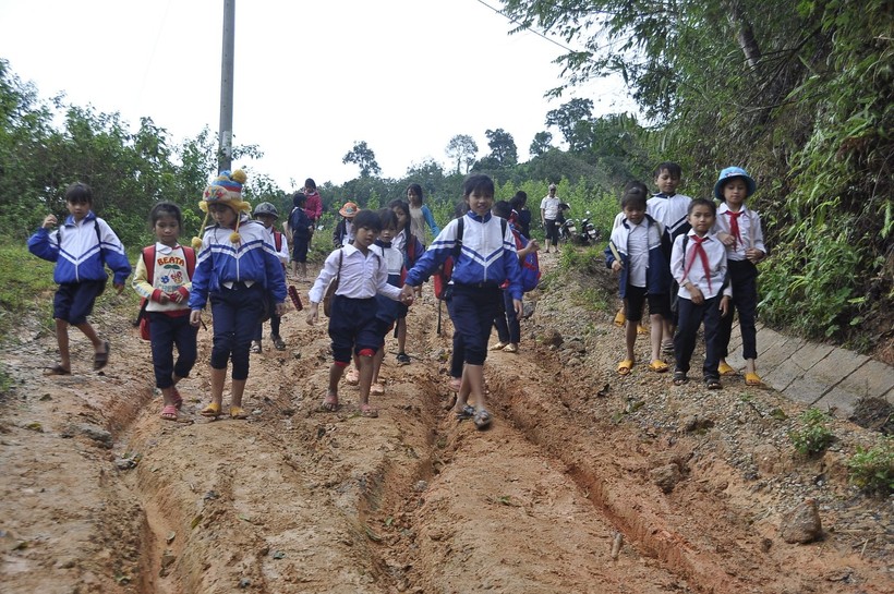 Các em học sinh tại xã vùng sâu vùng xa huyện Tu Mơ Rông (Kon Tum) đến dự khai giảng năm học 2019-2020.