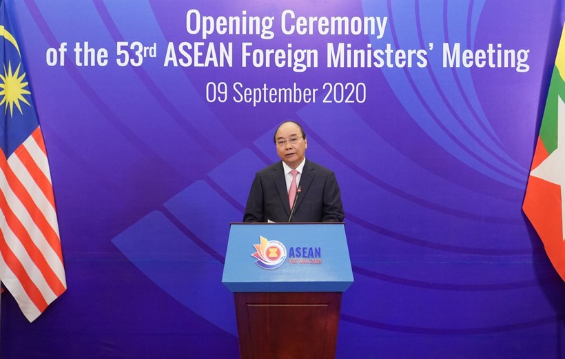 Thủ tướng Nguyễn Xuân Phúc phát biểu tại lễ khai mạc Hội nghị Bộ trưởng Ngoại giao ASEAN lần thứ 53. Ảnh: VGP/Quang Hiếu