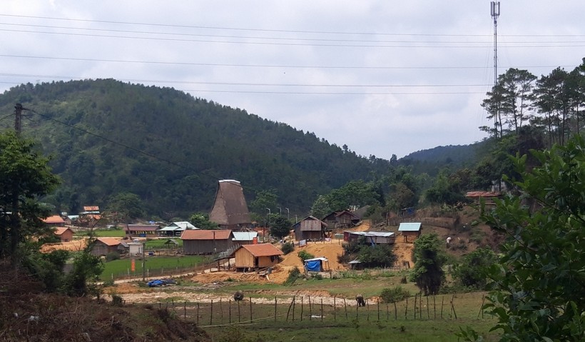Cuộc sống của người dân làng Kon Pring (huyện Kon Plông, tỉnh Kon Tum) ngày một ổn định hơn.