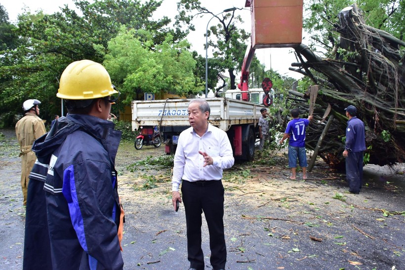 Ông Phan Ngọc Thọ - Chủ tịch UBND tỉnh TT Huế chỉ đạo khắc phục hậu quả bão tại hiện trường