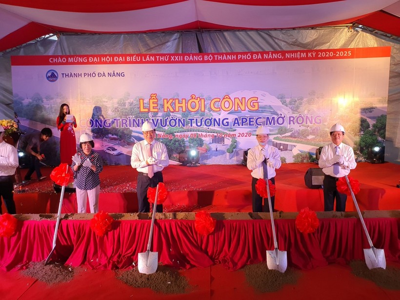 Các đại biểu thực hiện nghi thức khởi công công trình Vườn tượng APEC mở rộng.