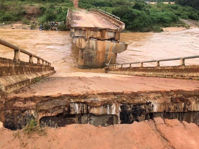 Cây cầu tại xã Đăk Pxy bị sập do ảnh hưởng của cơn bão số 6.