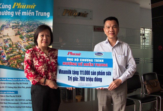 Ông Nguyễn Trung, Chủ tịch Công đoàn Công ty Vinamilk đại diện tập thể người lao động của công ty trao bảng tượng trưng 111.000 sản phẩm dinh dưỡng ủng hộ đồng bào miền Trung