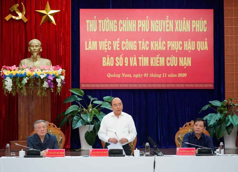 Thủ tướng Nguyễn Xuân Phúc làm việc với các tỉnh miền Trung về công tác khắc phục hậu quả bão số 9 và tìm kiếm cứu nạn. Ảnh VGP/Quang Hiếu.
