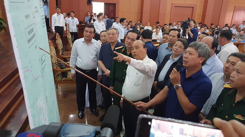 Thủ tướng Chính phủ Nguyễn Xuân Phúc nghe lãnh đạo tỉnh Quảng Nam báo cáo tình hình tìm kiếm các nạn nhân bị mất tích ở xã Trà Leng, huyện Nam Trà My, tỉnh Quảng Nam.