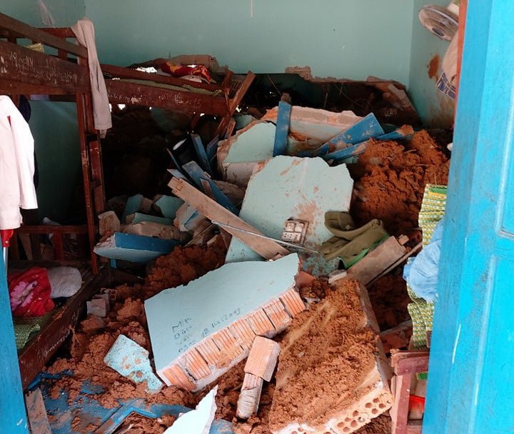 Khu nhà ở của HS Trường Tiểu học và THCS Phước Thành (huyện Phước Sơn) ngập bùn, một số phòng bị sập do sạt lở. Ảnh: TG