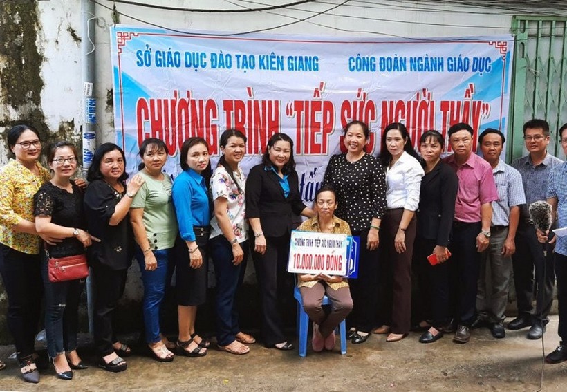 Chương trình Tiếp sức người thầy hỗ trợ cho cô Nguyễn Thị Phương Nga, GV Trường THCS Nguyễn Du, 
TP Rạch Giá.