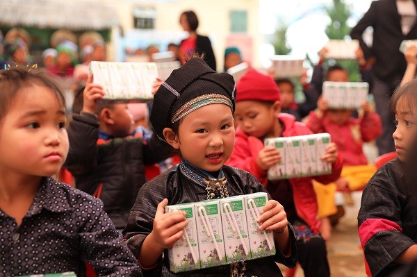 Quỹ sữa “Vươn cao Việt Nam” và Vinamilk nỗ lực để trẻ em vùng cao được uống sữa
