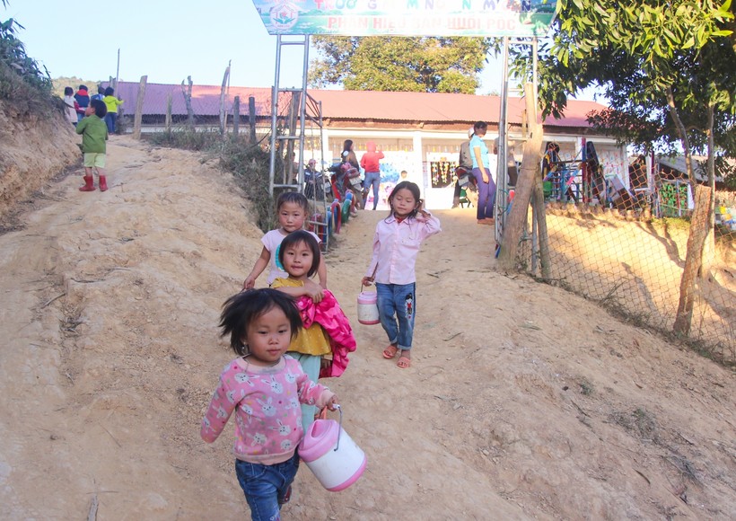Trẻ mang cơm tới lớp tại điểm bản Huồi Pốc, Trường Mầm non Nậm Cắn (huyện Kỳ Sơn, Nghệ An)