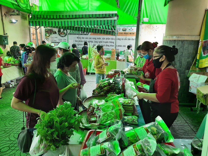 Nhiều khách hàng đến với phiên chợ Xanh -Tử tế để mua nông sản thực phẩm sạch  dùng cả tuần. Ảnh: TG