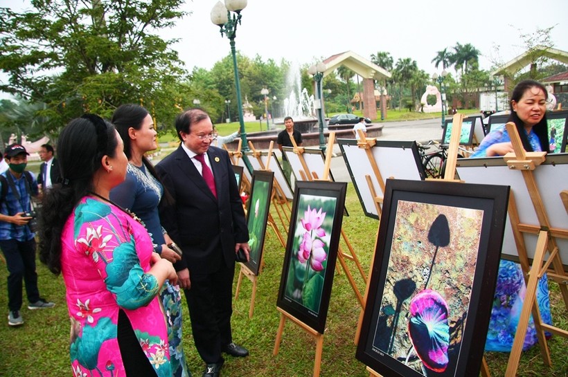 Thứ Trưởng Bộ VHTTDL Tạ Quang Đông tham quan không gian triển lãm giới thiệu 100 bức ảnh Sen với chủ đề "Sen trong đời sống văn hóa Việt" của các nhiếp ảnh gia trong nước.