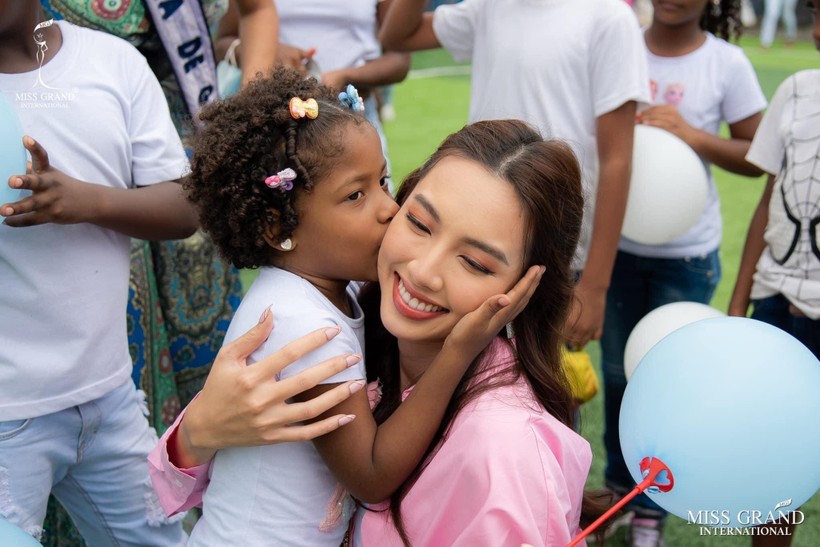 Hình ảnh Hoa hậu Thuỳ Tiên trong chuyến từ thiện ở Mỹ Latinh.