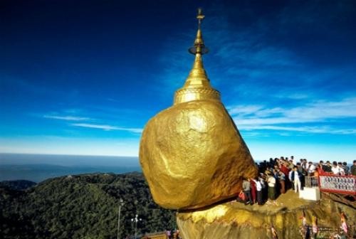Chùa Kyaikhtiyo, còn được gọi là Golden Rock (Tảng đá Vàng), là một trong những địa điểm Phật giáo linh thiêng.
