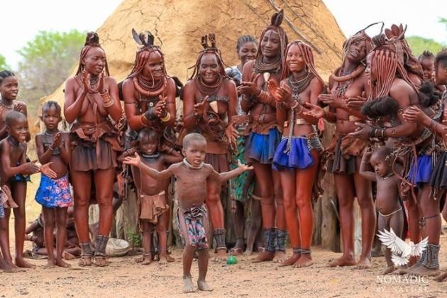 Những người đẹp ngực trần của bộ lạc Himba. (Ảnh: Normadic-by-nature). 