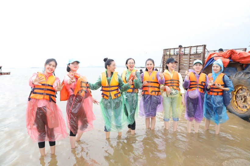 Người đẹp Nhân ái Miss World Vietnam 2022 vượt sông đến với lớp học tình thương  ảnh 3