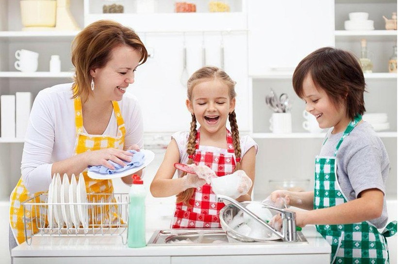 Cha mẹ cần dạy cho con trẻ làm việc nhà phù hợp với lứa tuổi (hình minh họa).