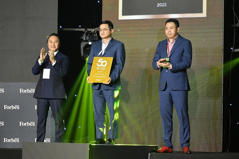 Ông Nguyễn Quang Trí - Giám đốc Điều hành Marketing của Vinamilk đại diện nhận giải thưởng Top 50 công ty niêm yết tốt nhất Việt Nam 2021 từ Forbes Việt Nam