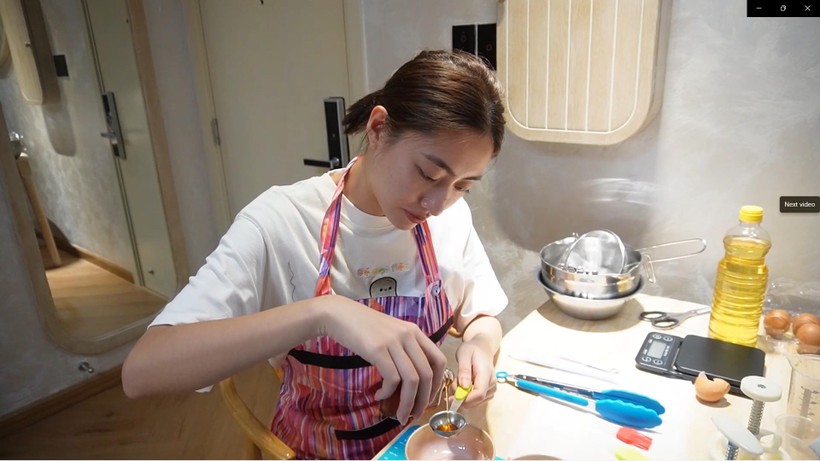 Hoa hậu Lương Thùy Linh lần đầu làm bánh trung thu tặng người vô gia cư ảnh 5