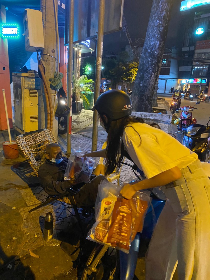 Hoa hậu Lương Thùy Linh lần đầu làm bánh trung thu tặng người vô gia cư ảnh 2