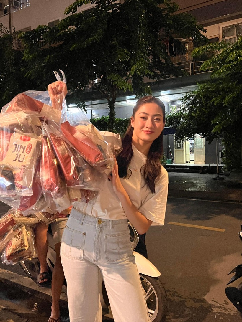 Hoa hậu Lương Thùy Linh lần đầu làm bánh trung thu tặng người vô gia cư ảnh 7
