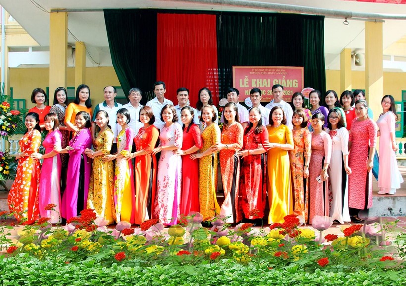 Tập thể cán bộ, giáo viên, nhân viên Trường Tiểu học Cao Minh, Vĩnh Bảo, Hải Phòng chụp ảnh kỉ niệm nhân dịp khai giảng năm học mới. 