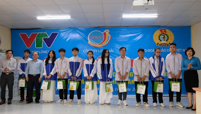 Công đoàn Giáo dục Việt Nam trao học bổng tới học sinh nghèo vượt khó  ảnh 3