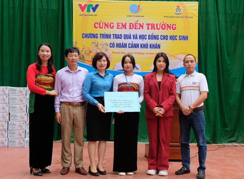 Công đoàn Giáo dục Việt Nam trao học bổng tới học sinh nghèo vượt khó  ảnh 1