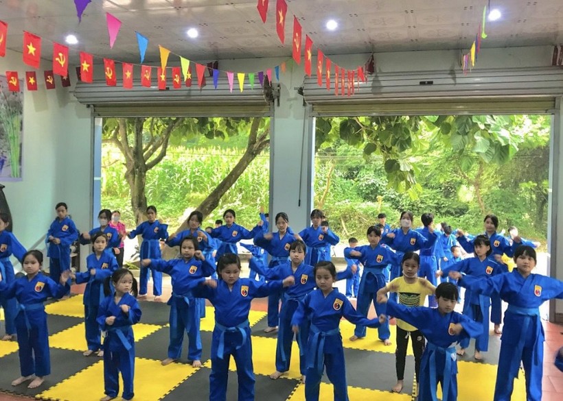 Lớp học võ thuật giúp các em nâng cao thể chất, cải thiện sức khỏe.