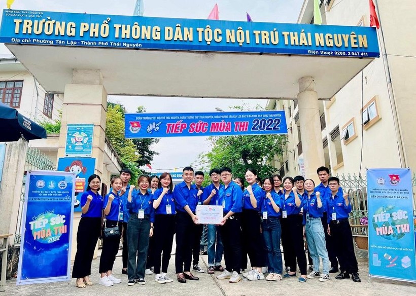 Đội tình nguyện tiếp sức mùa thi trường Đại học Y - Dược (ĐH Thái Nguyên) hỗ trợ thí sinh tại điểm thi trường THPT Dân tộc nội trú Thái Nguyên.