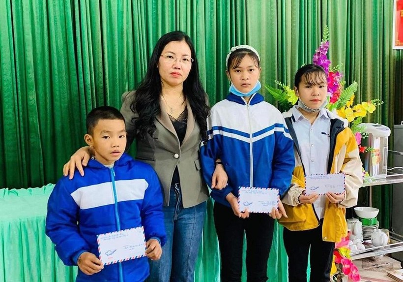 Cô giáo Nguyễn Thị Chung thường xuyên hỗ trợ, giúp đỡ học sinh có hoàn cảnh khó khăn