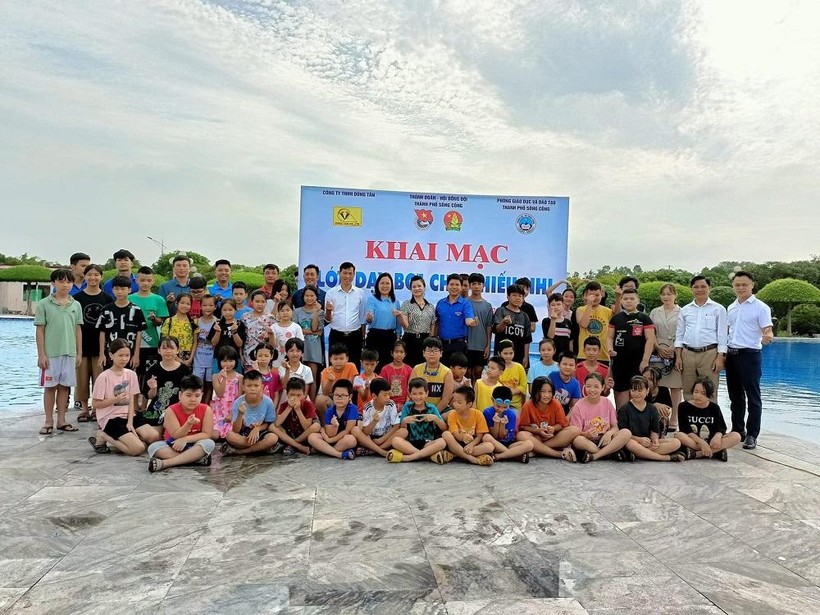 Buổi khai mạc Lớp dạy bơi miễn phí cho học sinh.