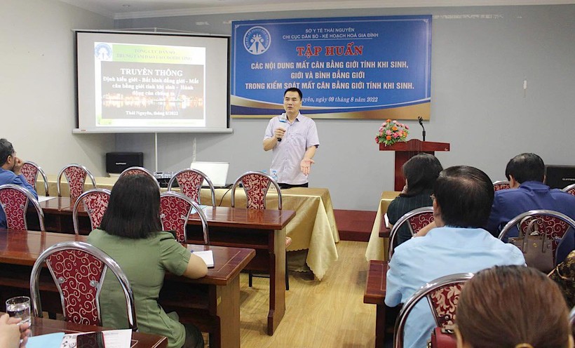 BS.Nguyễn Tân Sơn, Phó Giám đốc Trung tâm đào tạo, Tổng cục Dân số và Kế hoạch hoá gia đình chia sẻ tại buổi làm việc
